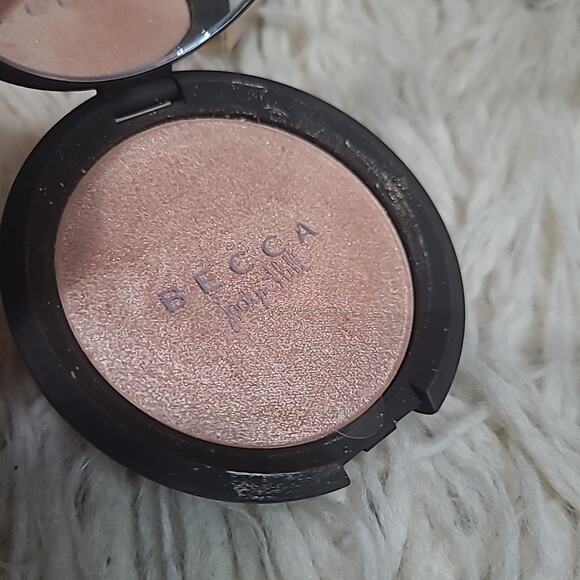Becca Shimmering Skin Perfector Pressed Highlighter - Champagne Pop, 8 g - Picture 4 of 6